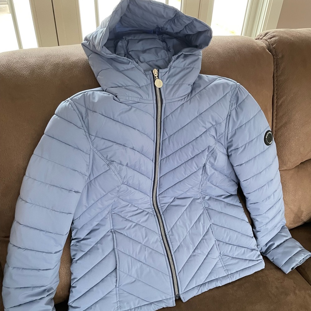 LNWOT Nautica Jacket. Worn once. Lightweight/very warm. Has 2 pockets in & out